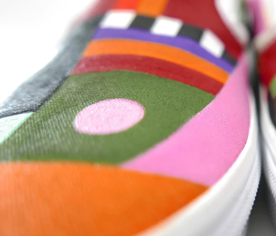 Detalle de la pintura sobre las Vans