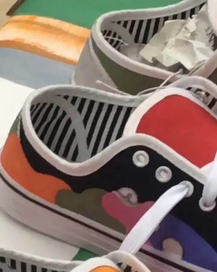 Sneakers pintados vistos desde arriba en el taller
